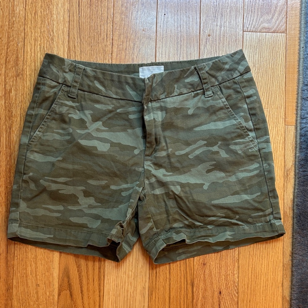 Caslon Camo Green Women's size 6 Shorts